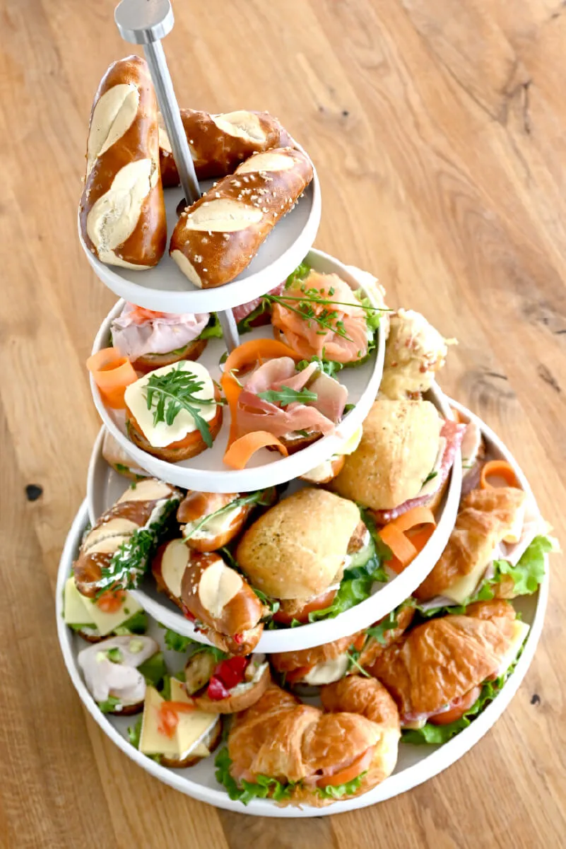 Etagere mit belegten Laugenstangen, Br&ouml;tchen und Croissants aus unserem Catering
